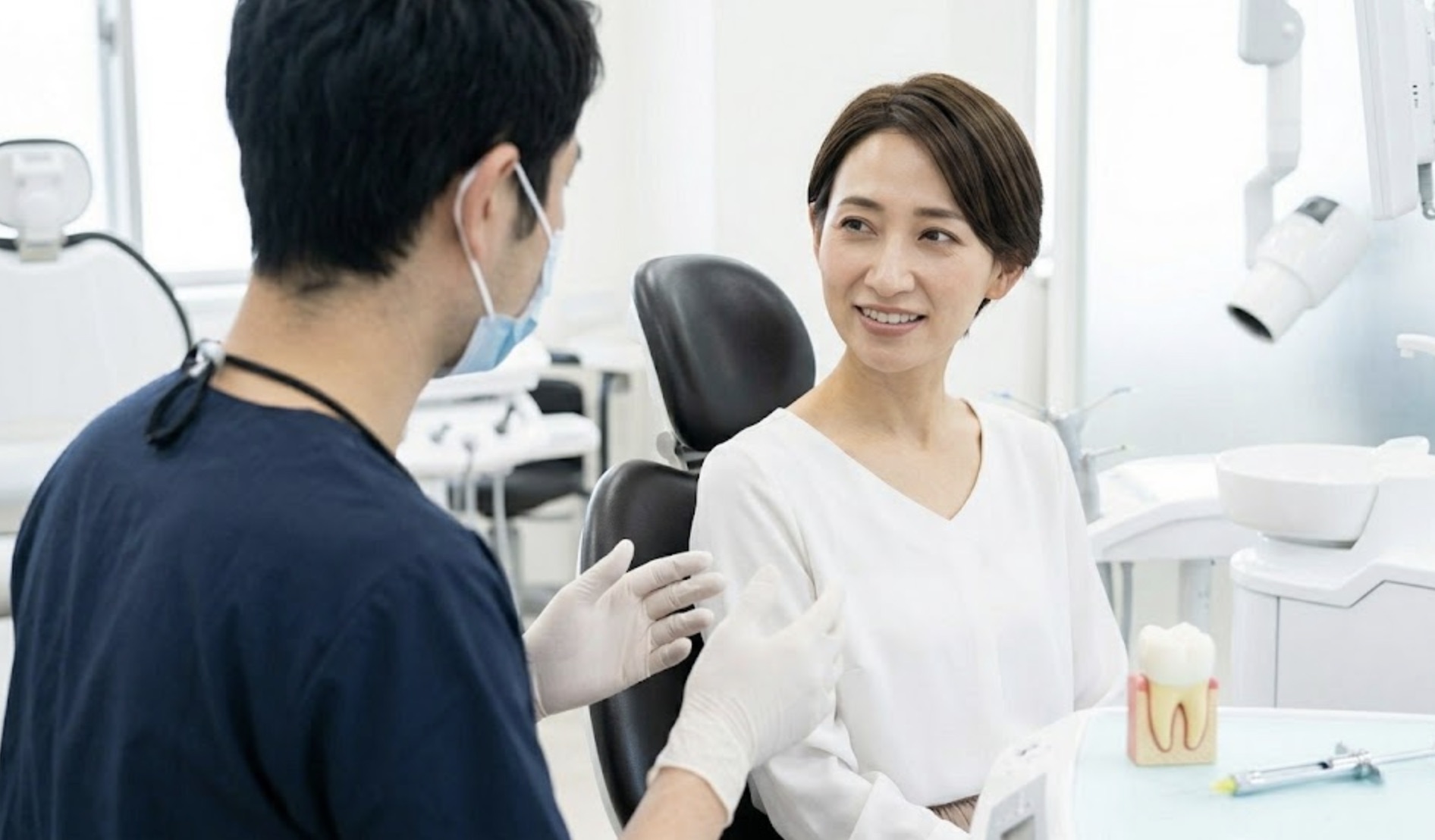 親知らずの抜歯計画について歯科医師から説明を受ける女性の様子