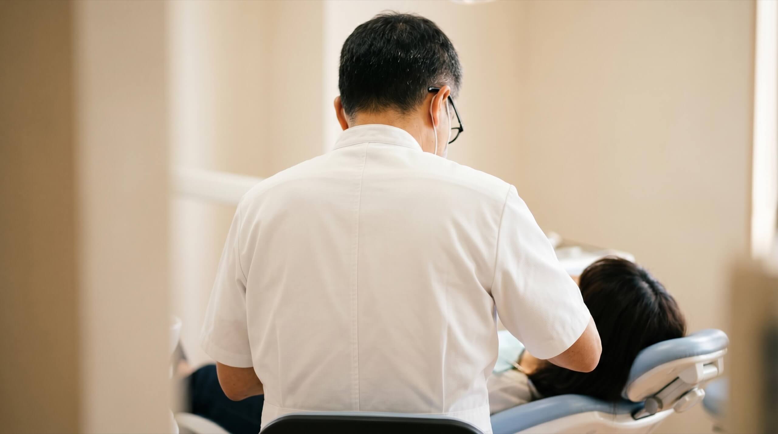歯科医師が補綴物を診察している様子