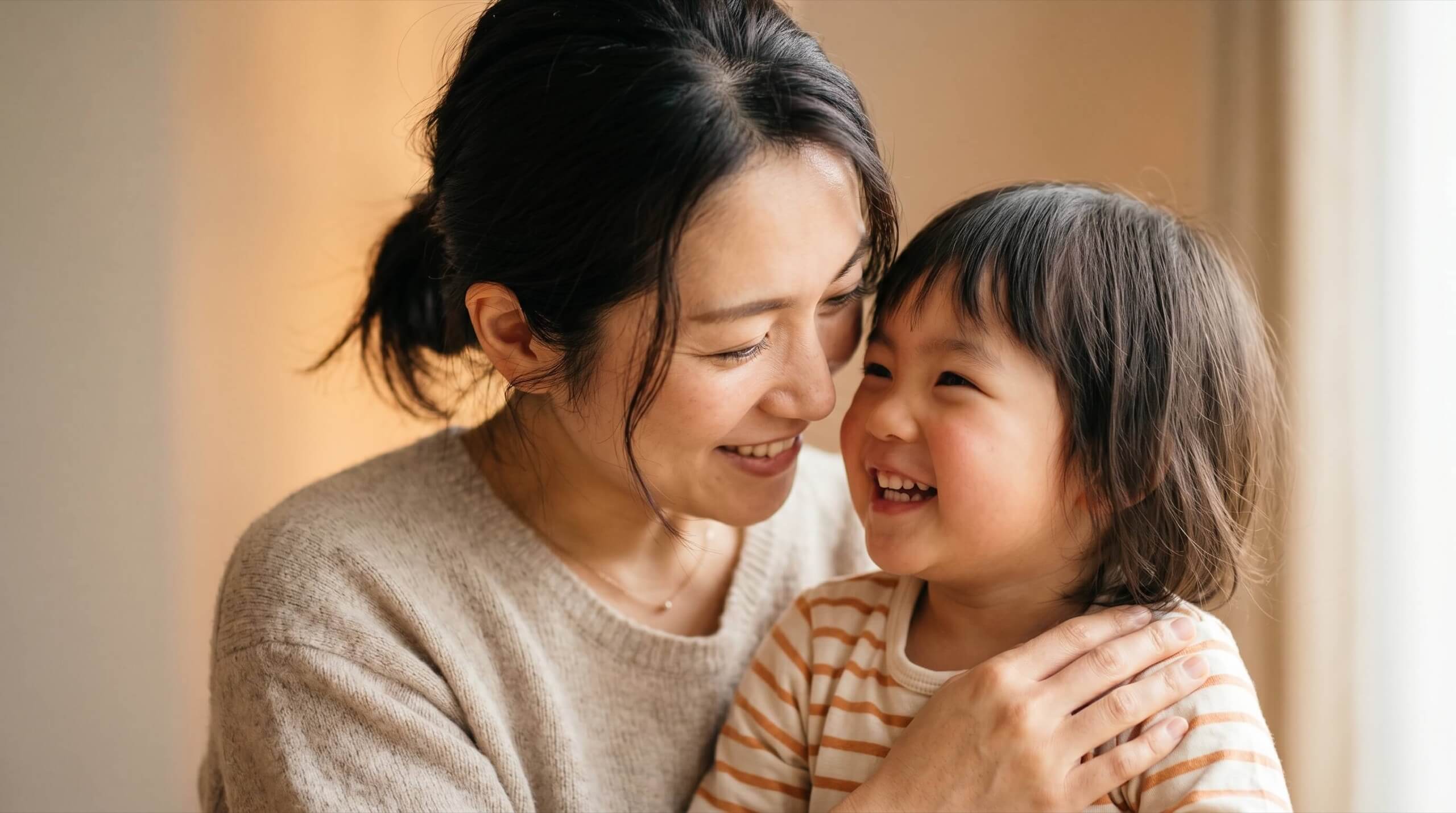 笑顔で向き合う母と子の様子