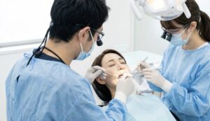 歯科医師による親知らずの抜歯処置を受ける女性の様子